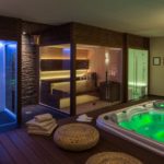 Box e banheiras iluminadas com diversas cores, cromoterapia